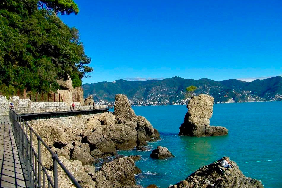 Walk along the sea to Portofino